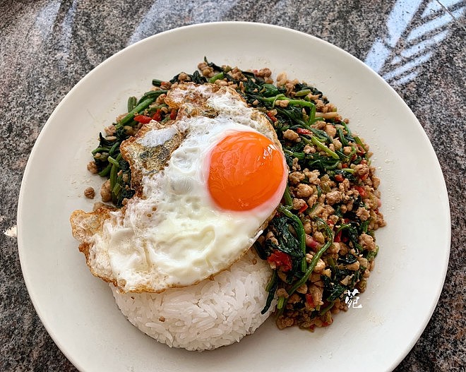 【美味的广场】好吃到刮碗底的泰式菠菜炒猪肉盖饭 태국시 시금치고기 텊밤